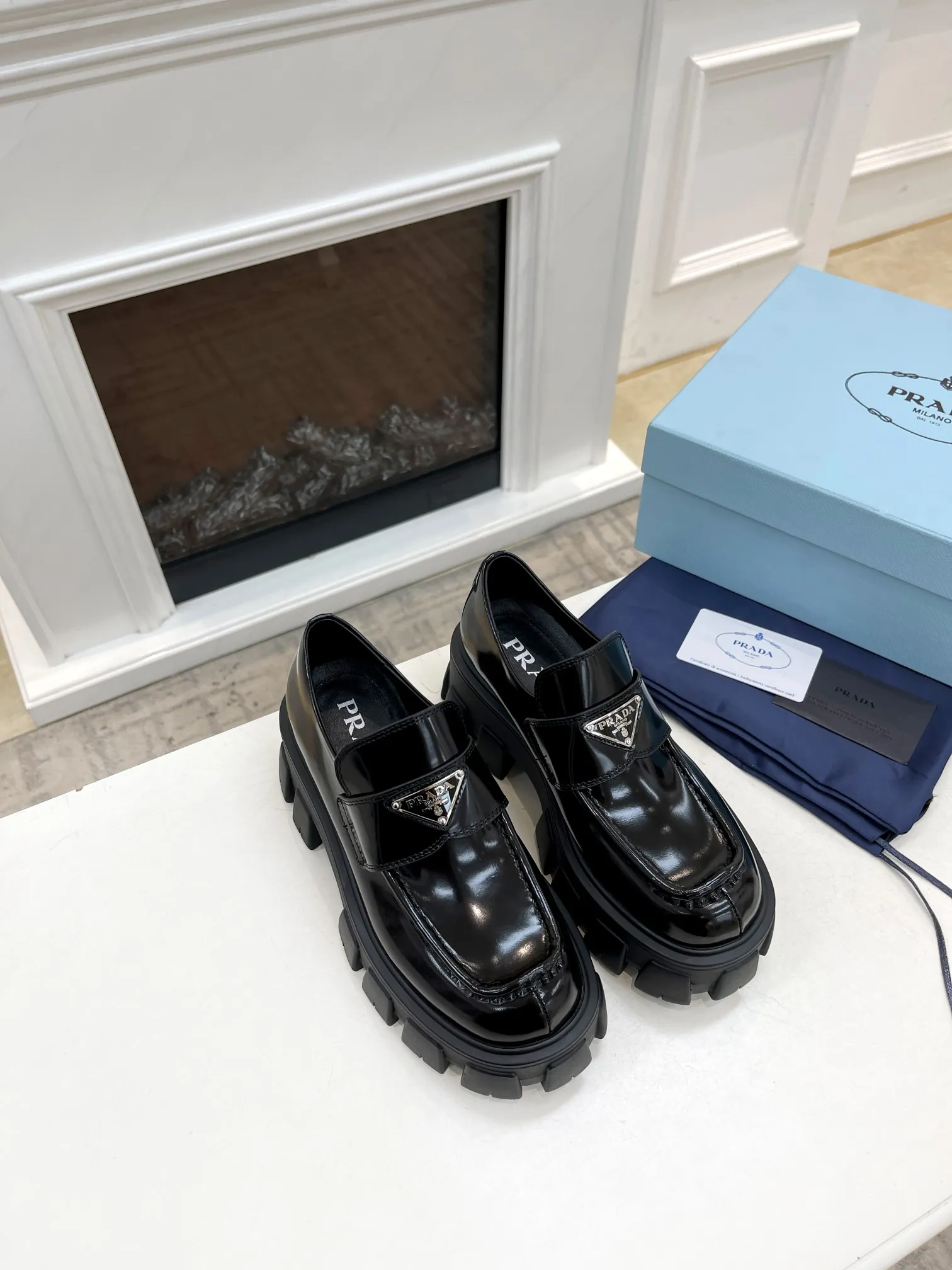 👟👟Ex-factory price 480👟👟 PRADA Prada loafers are now available! Top version! ! Copy the original! All sides are oily! Has a high-end temperament! Fabric: Grade A open-edge beaded cowhide. Buckle: Original board molded, never deformed. Lining: Silk cowhide, soft and smooth. Feet: Silk cowhide comfortable. Number of yards: 35-40.